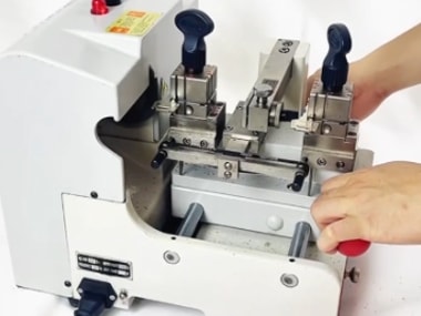 Duplicadora de llaves de alta precisión Q28 para llaves de hierro, cobre y aluminio.